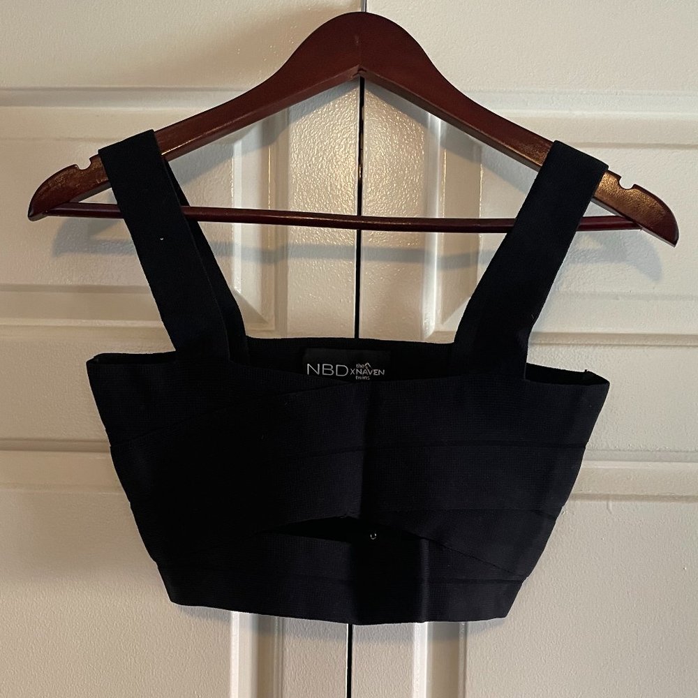 Chic crop top with cut-out - Picture 1 of 3